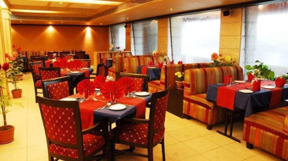 Vishwaratna Hotel Guwahati Zewnętrze zdjęcie
