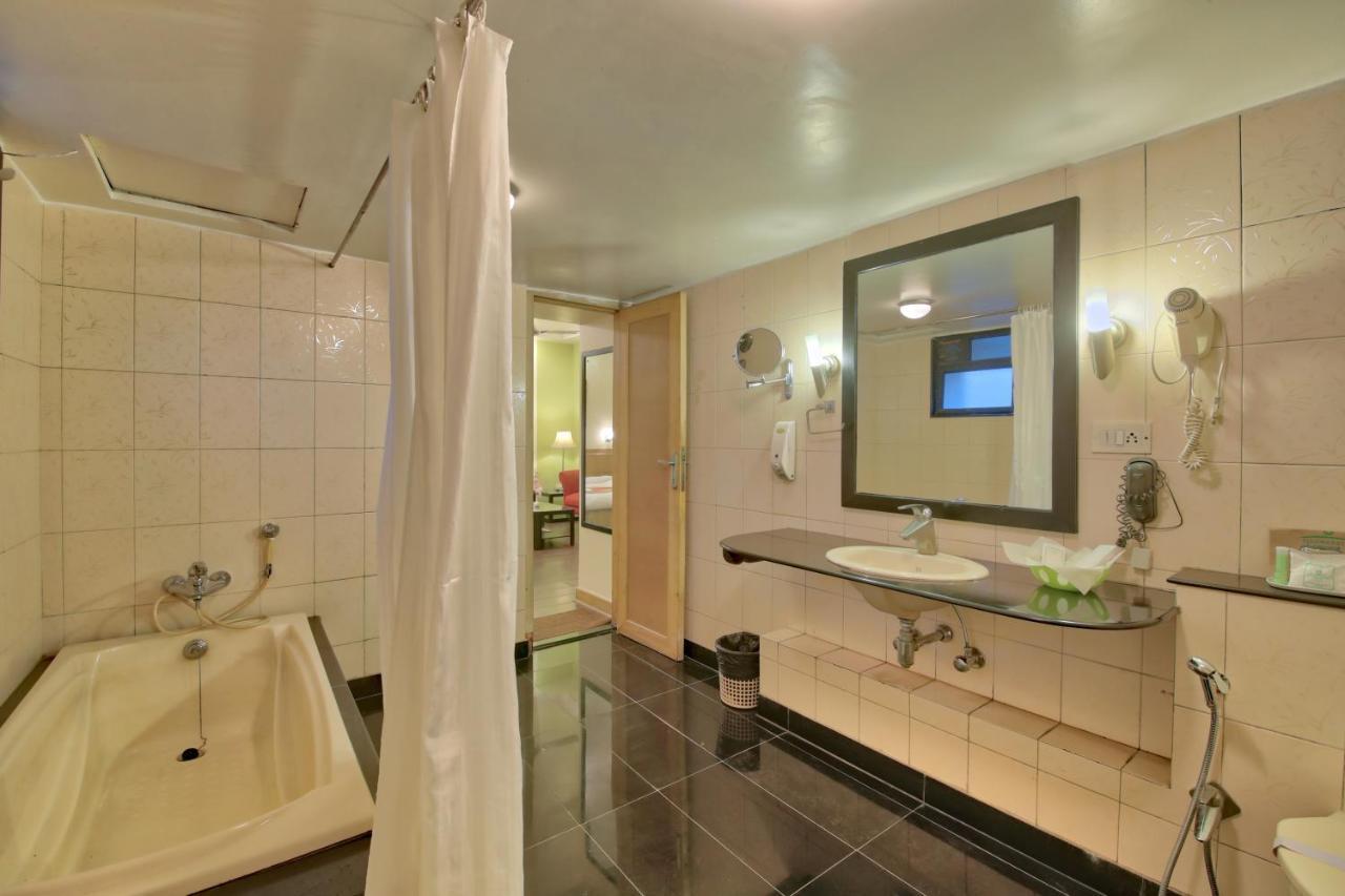 Vishwaratna Hotel Guwahati Zewnętrze zdjęcie
